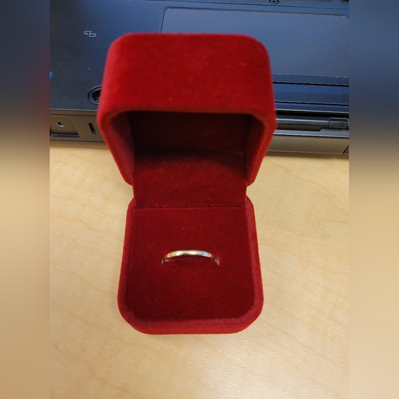 10k Solid Gold Minimalist Band Ring Jewelry - Picture 3 of 3